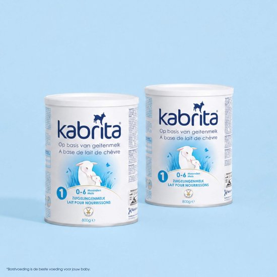 Twee blikken Kabrita zuigelingenmelk met geitenmelk, elk 800g, op een blauwe achtergrond.
