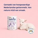 Kabrita 2 opvolgmelk blik naast een schattig geitje, met tekst 'Naturalness of Goat Milk'.