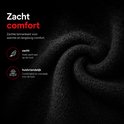 Close-up van de zachte binnenkant van de zwarte bivakmuts. Tekst "Zacht comfort".