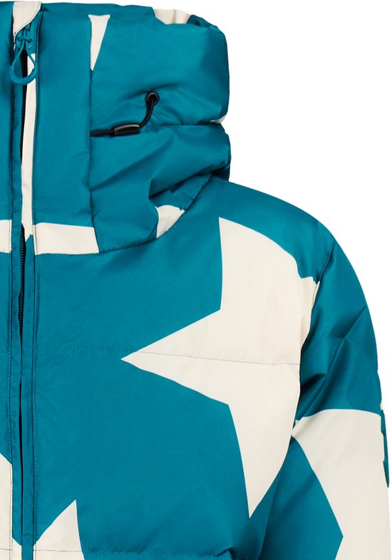 Detail van blauwe jas met witte sterrenprint en capuchon, met 'protest' logo.