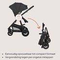 Zwarte kinderwagen met een vergrendelingssymbool. Opvouwbaar tot compact formaat. Een pijl toont de inklapbare functie.