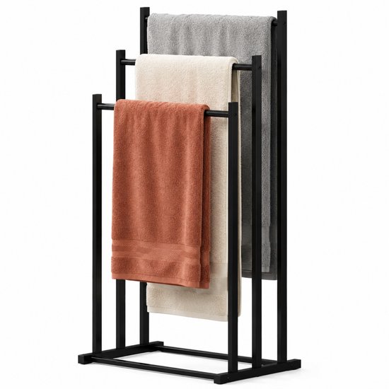 Zwart mat afgewerkt vrijstaand handdoekrek met drie armen, met een oranje, crème en grijze handdoek.
