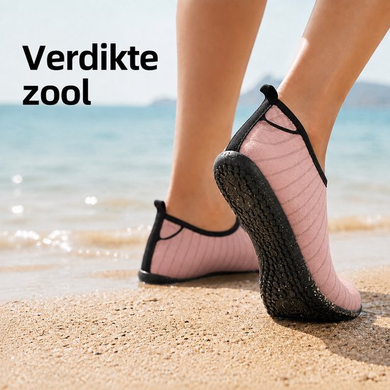 Voet in roze gestreepte waterschoen met dikke zwarte anti-slip zool op het strand.