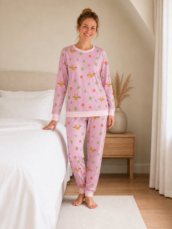 Roze pyjama met luiaards en bladerenprint. Model draagt maat M.
