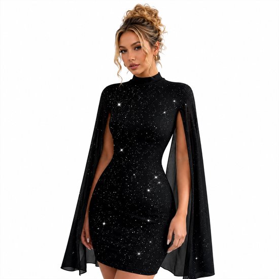 Mannequin portant une robe noire pailletée à col haut et manches cape, coupe ajustée jusqu'aux cuisses.