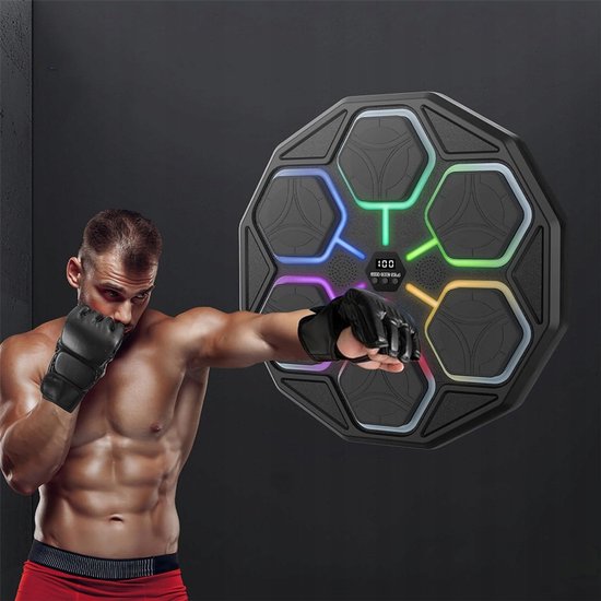 Man met bokshandschoenen slaat naar een octagonale bokstrainer met 6 gekleurde led-panelen en een digitaal display.