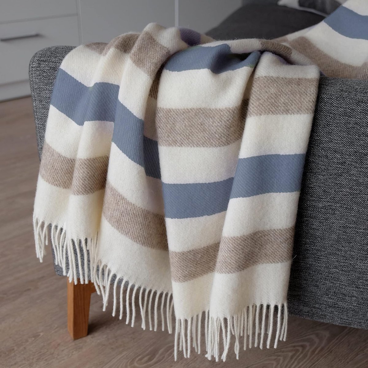 & Cotton Warme Zachte Wollen Deken Gestreepte Woondeken Knuffeldeken Malmo - 100% Nieuw-Zeelandse Wol, Beige Wit Blauw (140 x 200 cm) Plaid Gooi Sprei Bank Bed Winterdeken Reisdeken Lamswol
