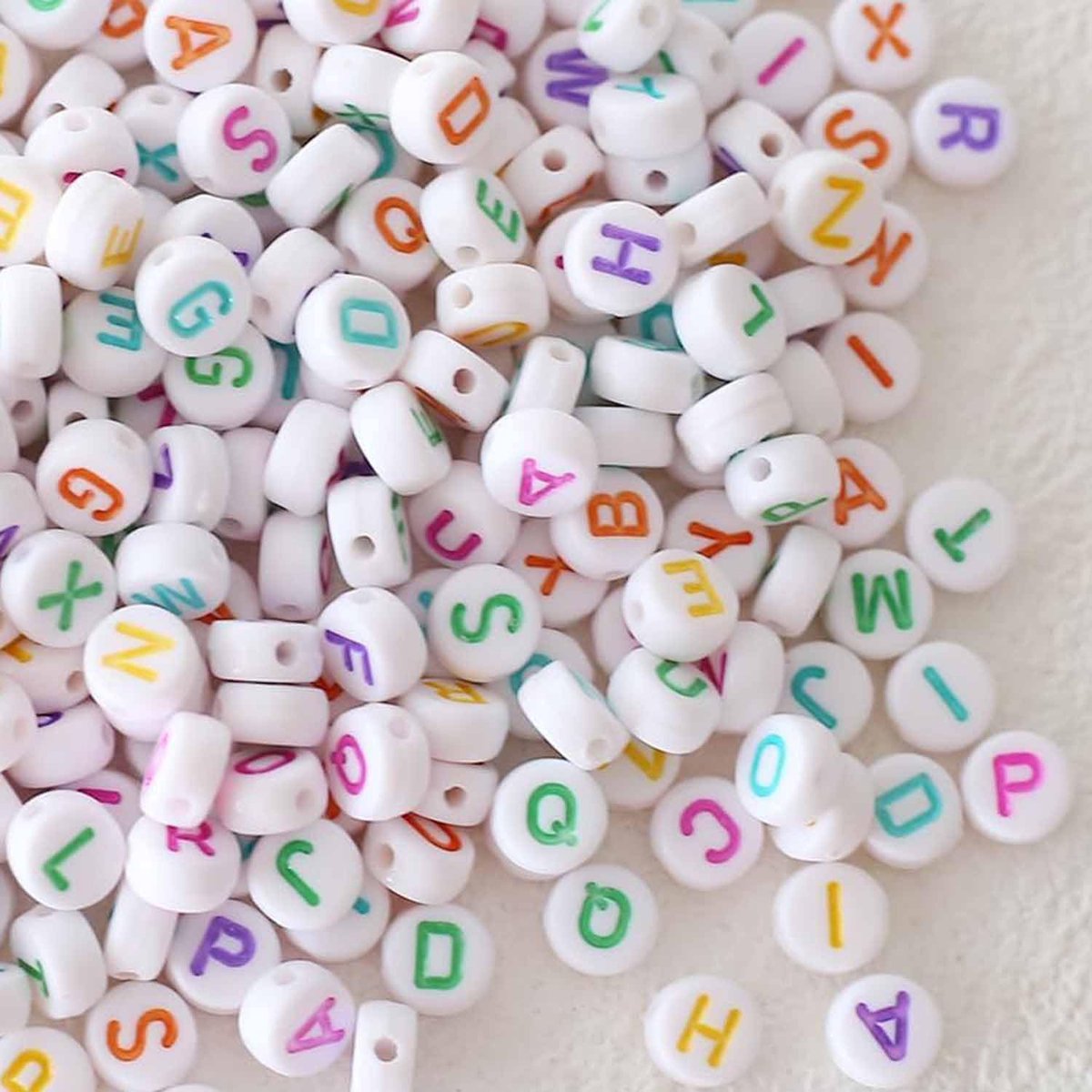 Kralen om te rijgen, kleurrijke alfabetkralen, ronde witte knutselkralen met kleurrijke letters van 4 x 7 mm, letters A-Z, voor sieraden en knutselen, 1000 stuks, kleurrijk wit-B