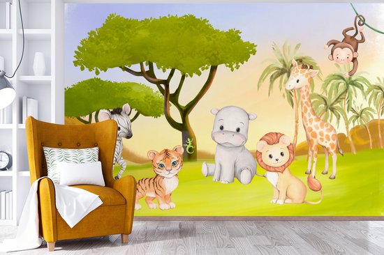 Muurcirkel met jungle dieren: zebra, tijger, nijlpaard, leeuw, giraf en aap, naast een gele fauteuil.