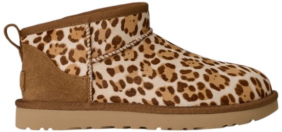 Bruine UGG Classic Ultra Mini laars met luipaardprint en suède accenten.