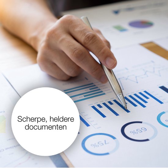 Hand wijst naar grafiek met pen. "Scherpe, heldere documenten".