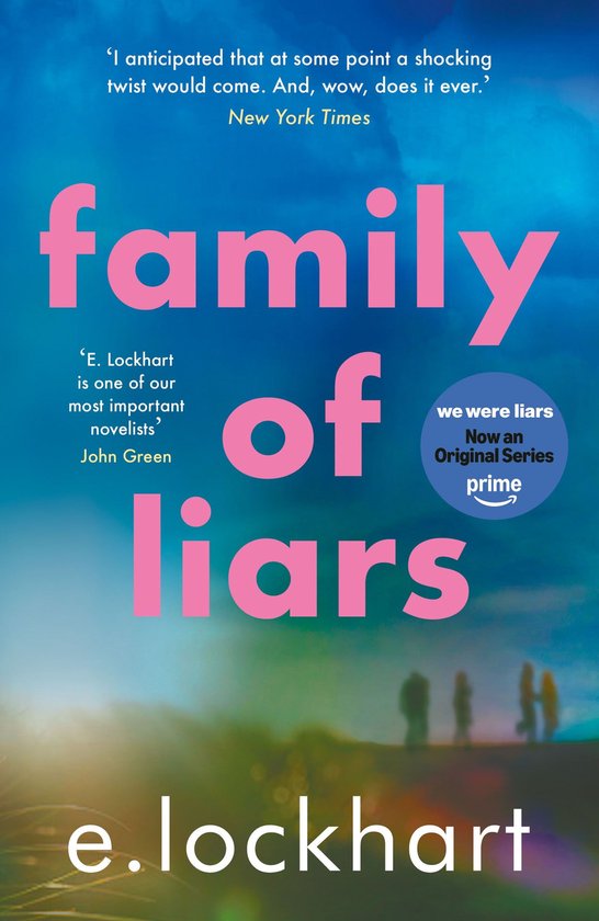 Boek "Family of Liars" van E. Lockhart met roze letters op een blauwe, wazige achtergrond. Silhouetten van mensen op de voorgrond.