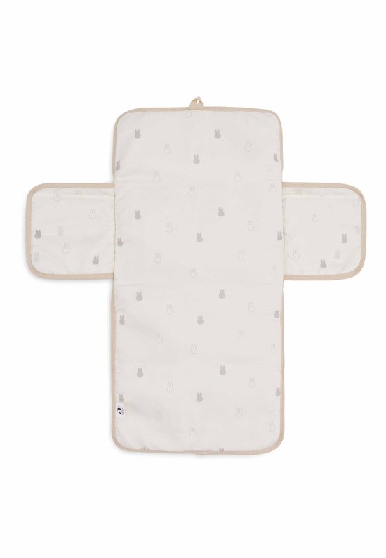 Uitgevouwen crèmekleurige verschoningsmat met wit met grijze konijntjes print en beige biezen.