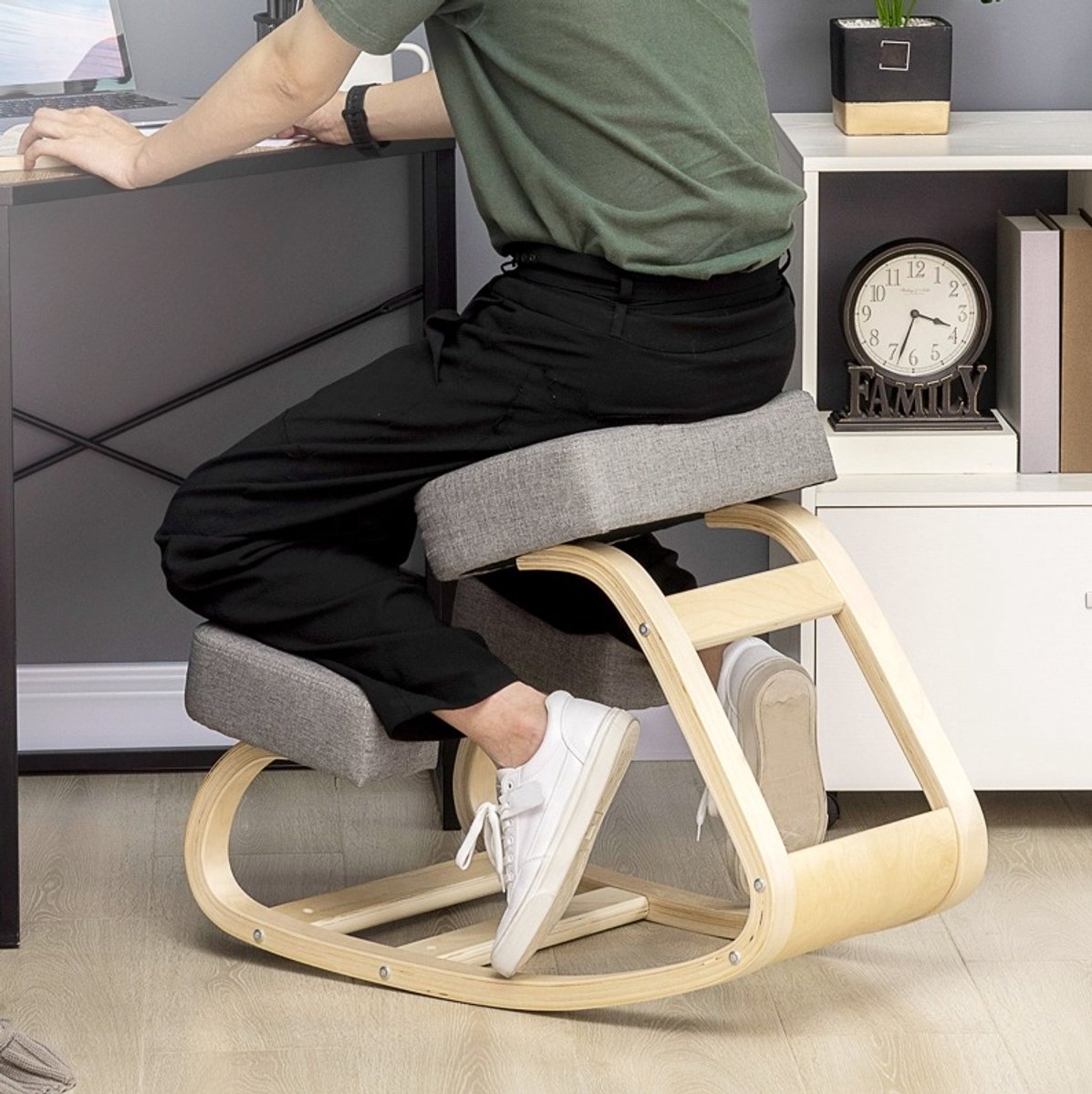 REDOM - Kniestuhl - Ergonomische zithouding - Verstelbare zithoogte - Zonder armleuningen - Voor bureau en studeerkamer - Hout - Grijs - 51 x 69 x 58 cm