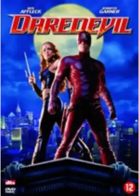 DVD hoes met Daredevil en Elektra, staand op een gebouw in de nacht.