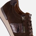 Detail van bruine suède Gabor sneakers met ritssluiting, slangenhuid en beige zool.