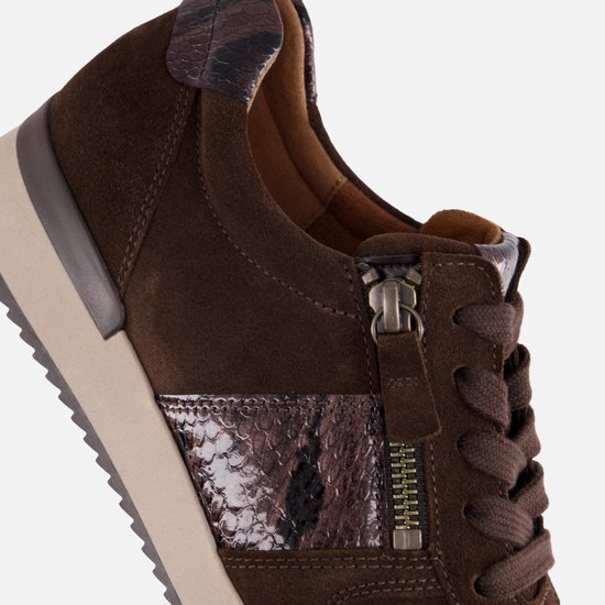 Detail van bruine suède Gabor sneakers met ritssluiting, slangenhuid en beige zool.