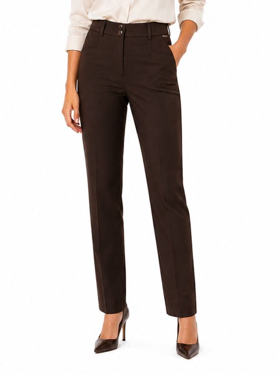 Donkerbruine pantalon met een slanke pasvorm, twee knopen bij de tailleband en steekzakken. Gedragen door een model met hoge hakken.