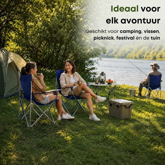 Twee vrouwen genieten van de natuur in blauwe campingstoelen bij een meer.
