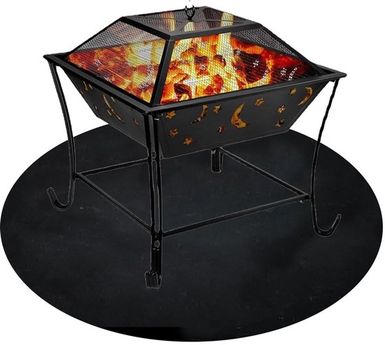 Zwarte vierkante vuurkorf met maan- en sterdecoraties, brandend vuur, op een ronde zwarte mat.