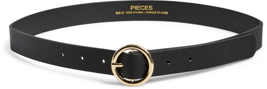 Zwarte riem met goudkleurige gesp en opdruk 'PIECES', op witte achtergrond.