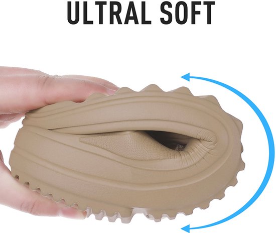 Hand vouwt een beige slipper om zachtheid te tonen.