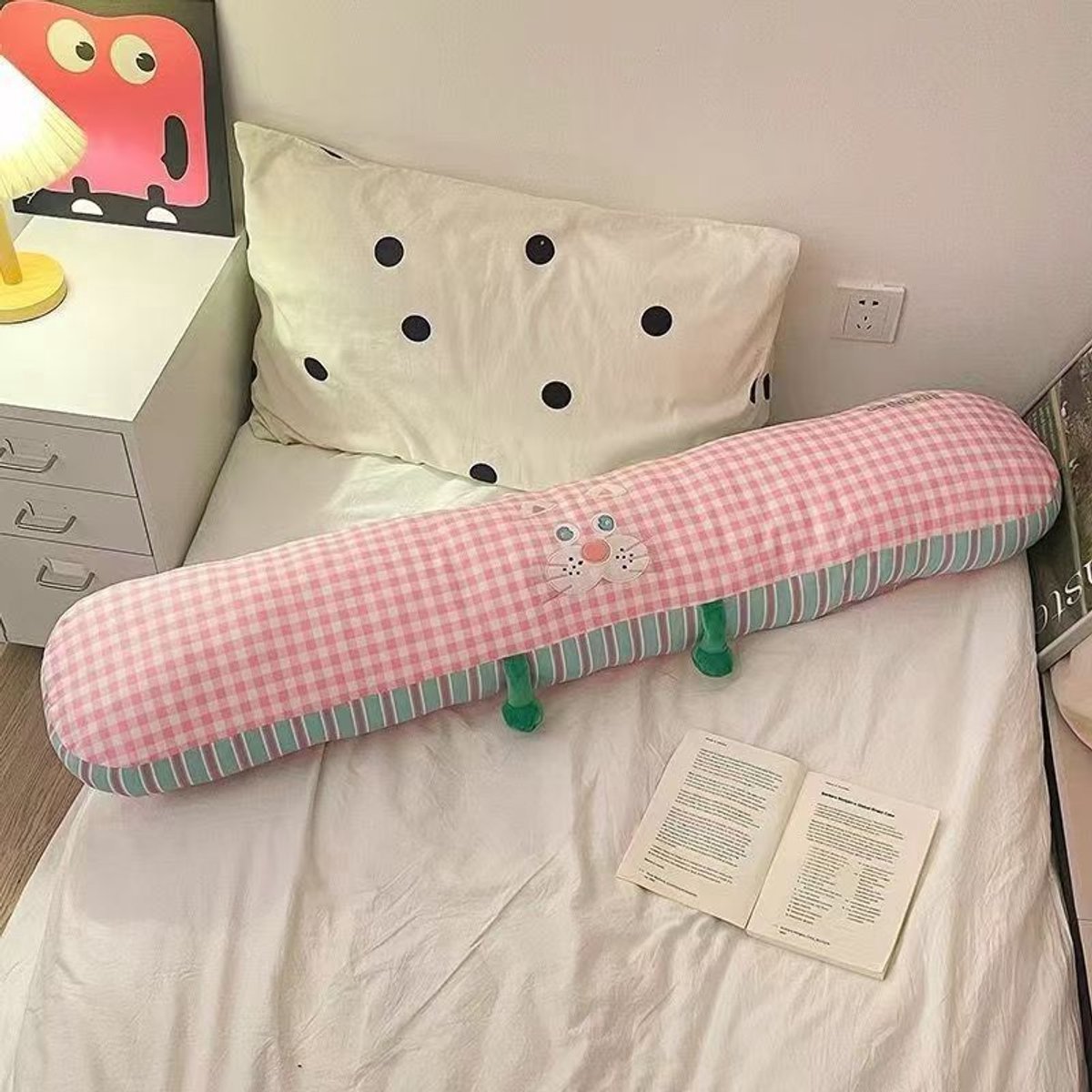 Casalora Lang Kussen 120 cm – Gestreept Lichaamskussen voor Zijslapers – Dopamine Stijl – Rugkussen voor Bed & Bank – Knuffelkussen met Katoenen Hoes & PP Vulling – Roze