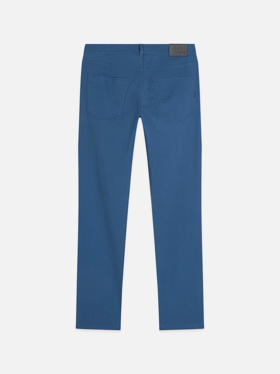 Achterkant van een blauwe chino broek met twee achterzakken en een bruin merklabel.