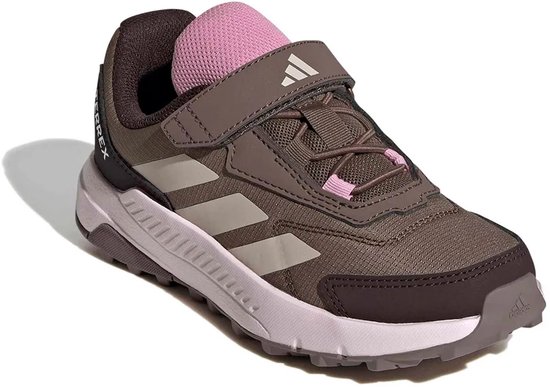 Bruine kinderschoen met roze en beige strepen, klittenbandsluiting en het logo van Adidas.