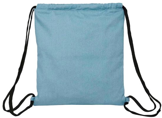 Achterkant van een lichtblauwe gymtas met zwarte trekkoorden.