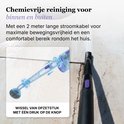 Close-up van de stoomreinigerkop die stoom afgeeft op een buitenvloer. Tekening van interne werking.