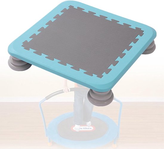 Blauw aerobics platform met grijze puzzelmat en grijze poten, op een kinder-trampoline.