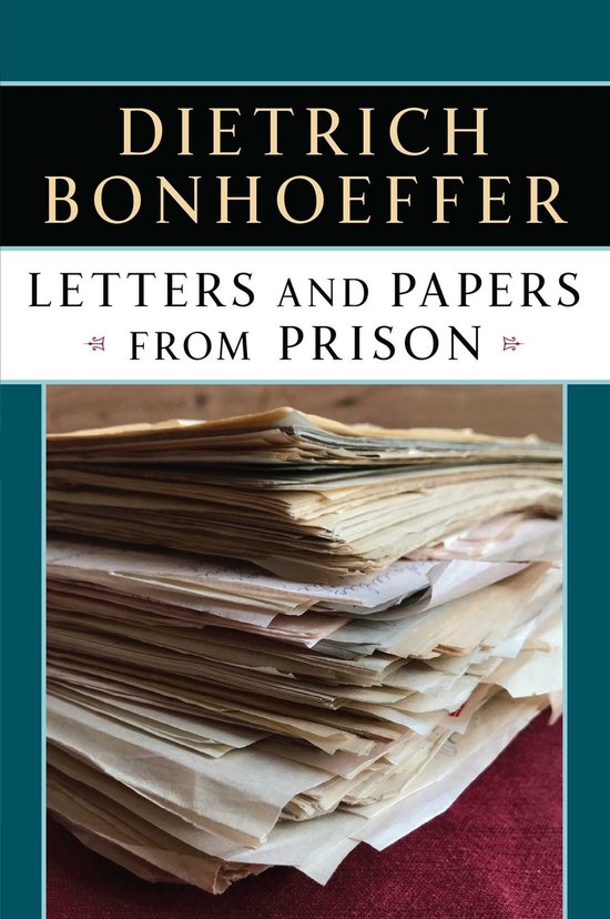 Couverture de livre avec une pile de lettres jaunies sur un tissu rouge foncé.