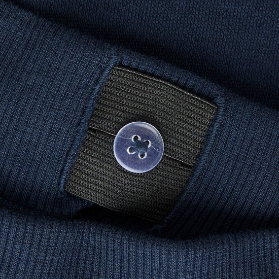 Detail van een donkerblauwe joggingbroek met een elastische band en een lichtblauwe knoop.