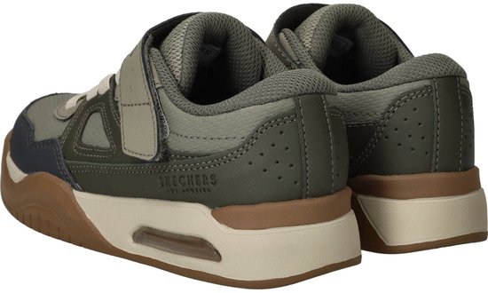 Achterkant van groene Skechers sneakers met bruine, beige en donkerblauwe accenten.
