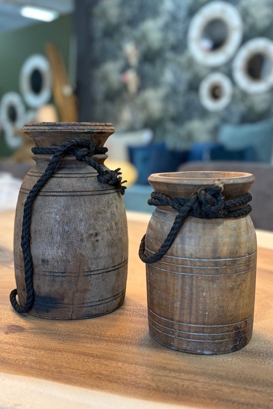 Set van 2 oude houten vazen landelijke kruiken nepalese potten