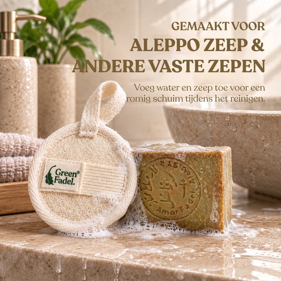 Een natuurlijke loofah reinigingspad met zeep en schuim naast een blok Aleppo zeep. De tekst 'GEMAAKT VOOR ALEPPO ZEEP & ANDERE VASTE ZEPEN' staat op de afbeelding.