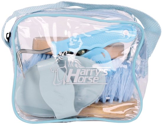 Transparante tas met blauwe poetsspullen: borstel, kam, hoevenkrabber, spons en meer.