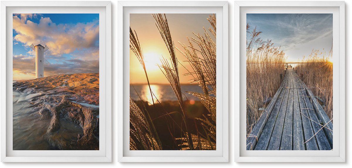 Wallfluent 3-Delige Schilderij Set - Uitzicht Op De Vuurtoren Over De Zee, Het Gras En Een Houten Pier. - 40 x 60 - Moderne Wanddecoratie - Woonkamer - Muurdecoratie