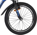 Voorwiel van een grijze kinderfiets met zwarte band, zilveren velg en schokdempende voorvork.