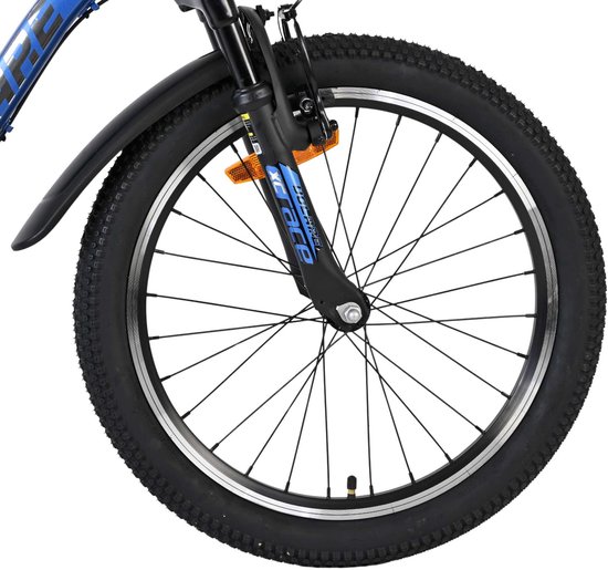 Voorwiel van een grijze kinderfiets met zwarte band, zilveren velg en schokdempende voorvork.