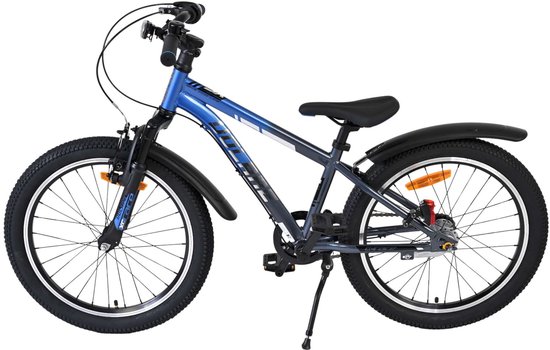 Blauwe en grijze kinderfiets met 20-inch wielen, zwarte banden en voorspatscherm.