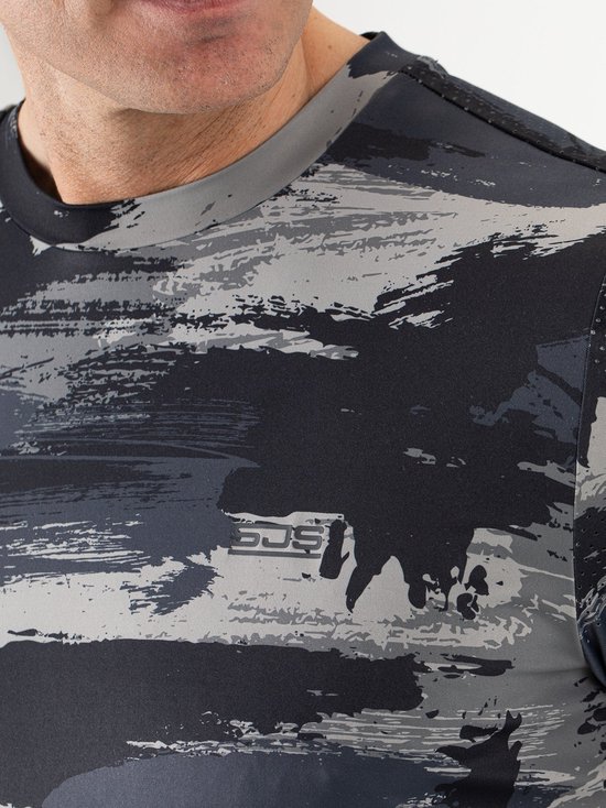 Close-up van heren sportshirt met camouflageprint in grijs en zwart, met logo.