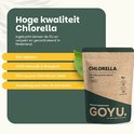 Bruine kraft zak van GOYU Chlorella tabletten, met een groene plant op de voorgrond. Ernaast informatie over het product.