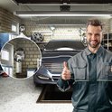 Een monteur met overall geeft een duim omhoog in een garage met een bolle spiegel die de ruimte reflecteert.