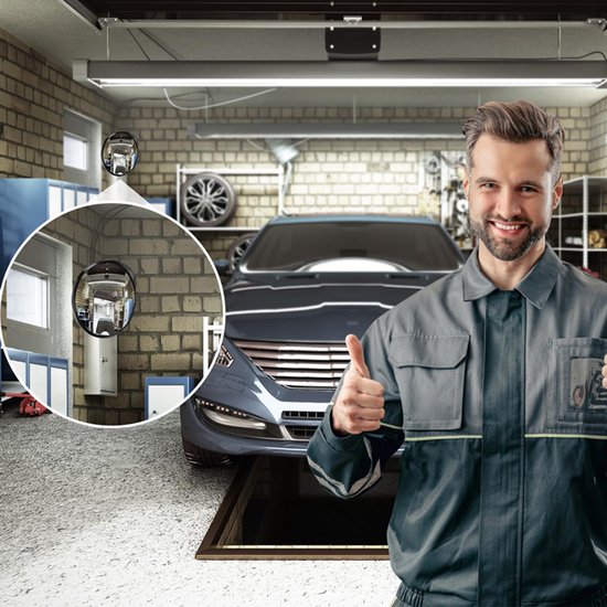 Een monteur met overall geeft een duim omhoog in een garage met een bolle spiegel die de ruimte reflecteert.