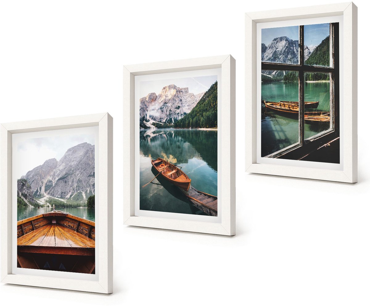 Coloray 3-Delige Schilderij Set - Uitzicht op een bergmeer met boten en een raam op de achtergrond. - 20x30 - Moderne Wanddecoratie - Woonkamer