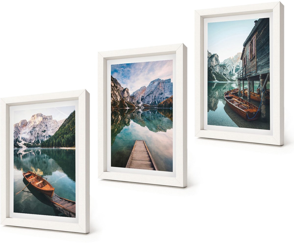 Coloray 3-Delige Schilderij Set - Een meer in de bergen met bootjes en een houten huisje. - 20x30 - Muurdecoratie - Wanddecoratie - Slaapkamer - Moderne Wanddecoratie