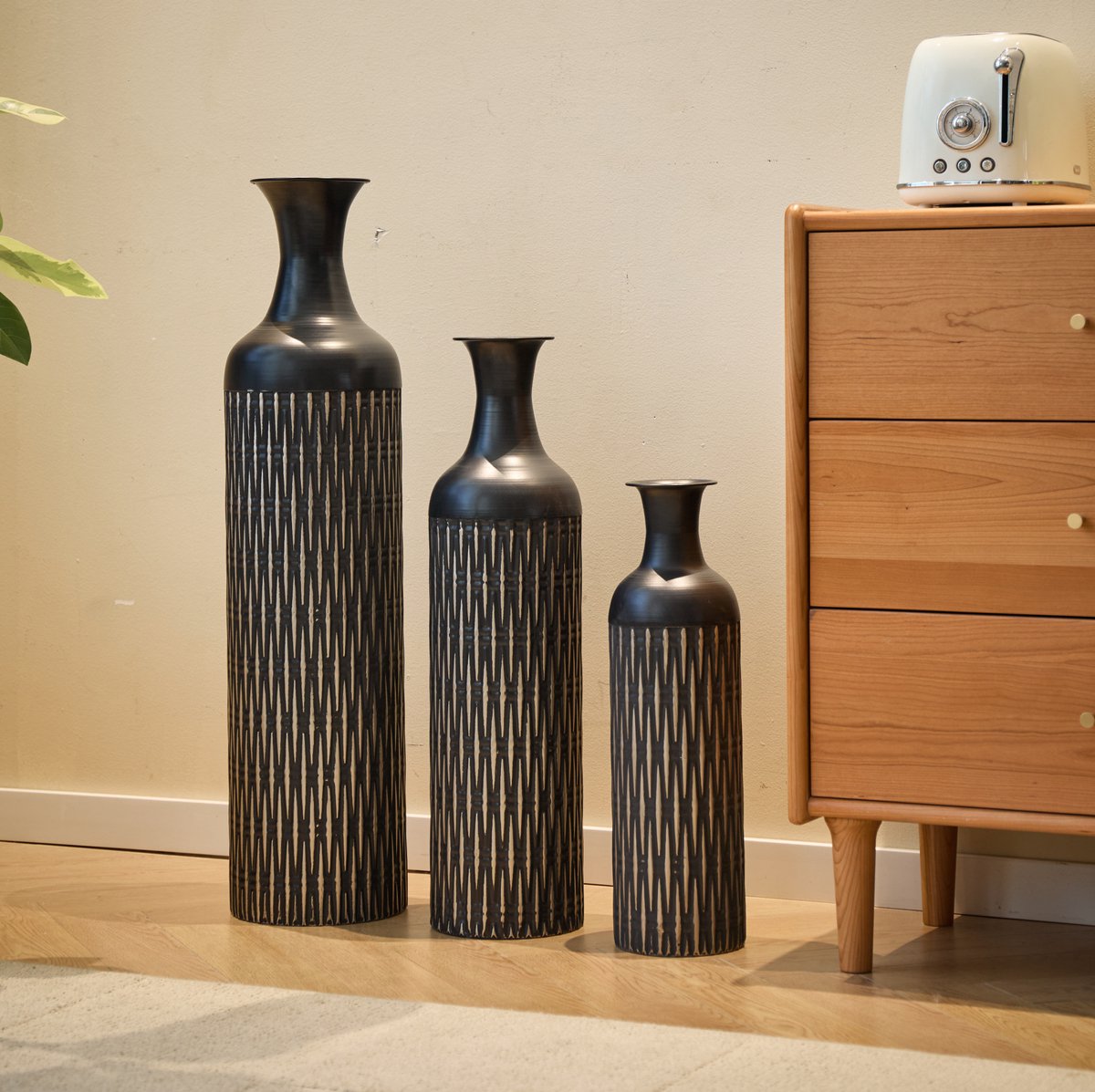 REDOM - Vaas set van 3 - Verticaal geribbeld ontwerp - Hoge vloervazen - Industriële stijl - Voor binnen - Metaal - Zwart - 50, 66 en 83 cm