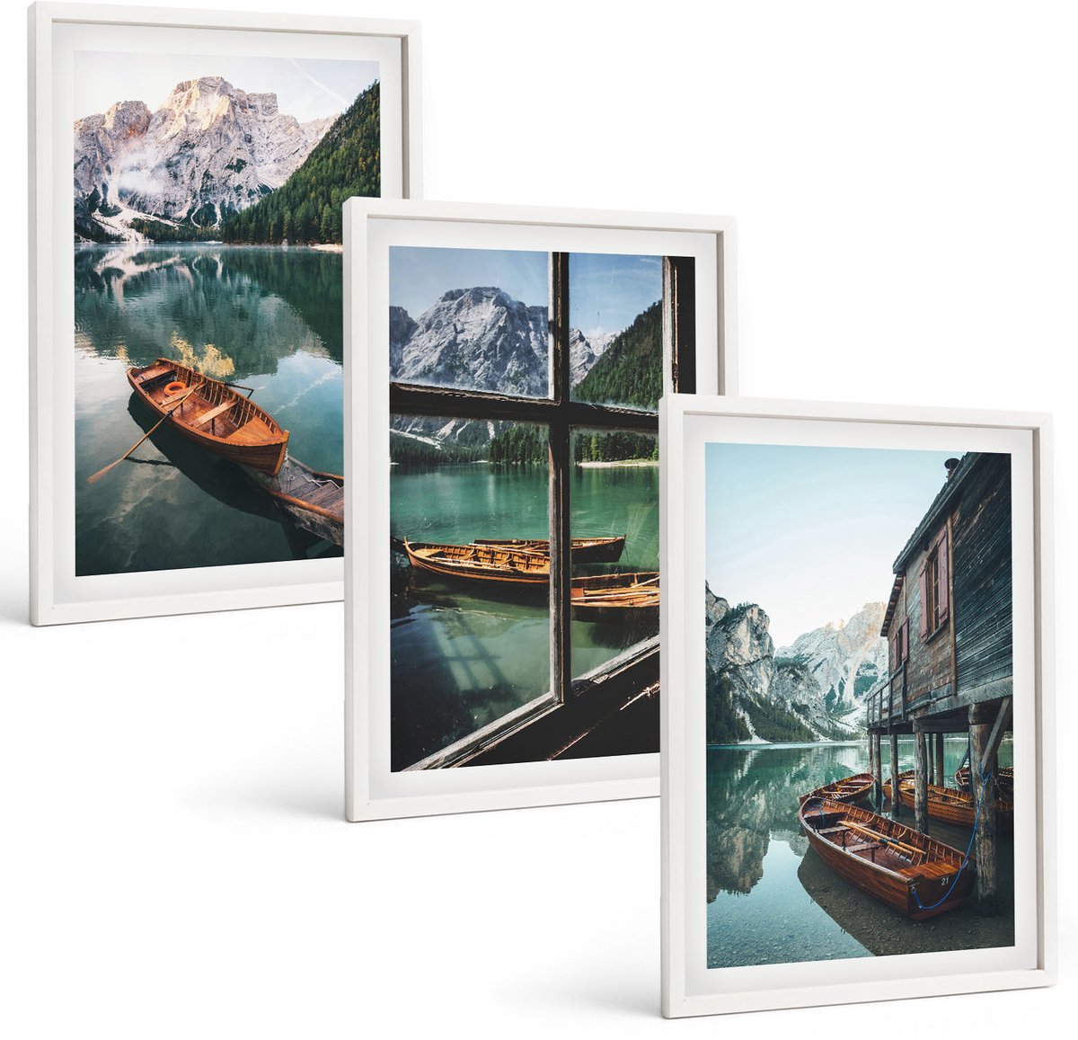 Tulup 3-Delige Schilderij Set - Uitzicht op een bergmeer met boten en een huis aan het water. - 40x60 - Decoratieve Schilderijen - Woonkamer - Interieur